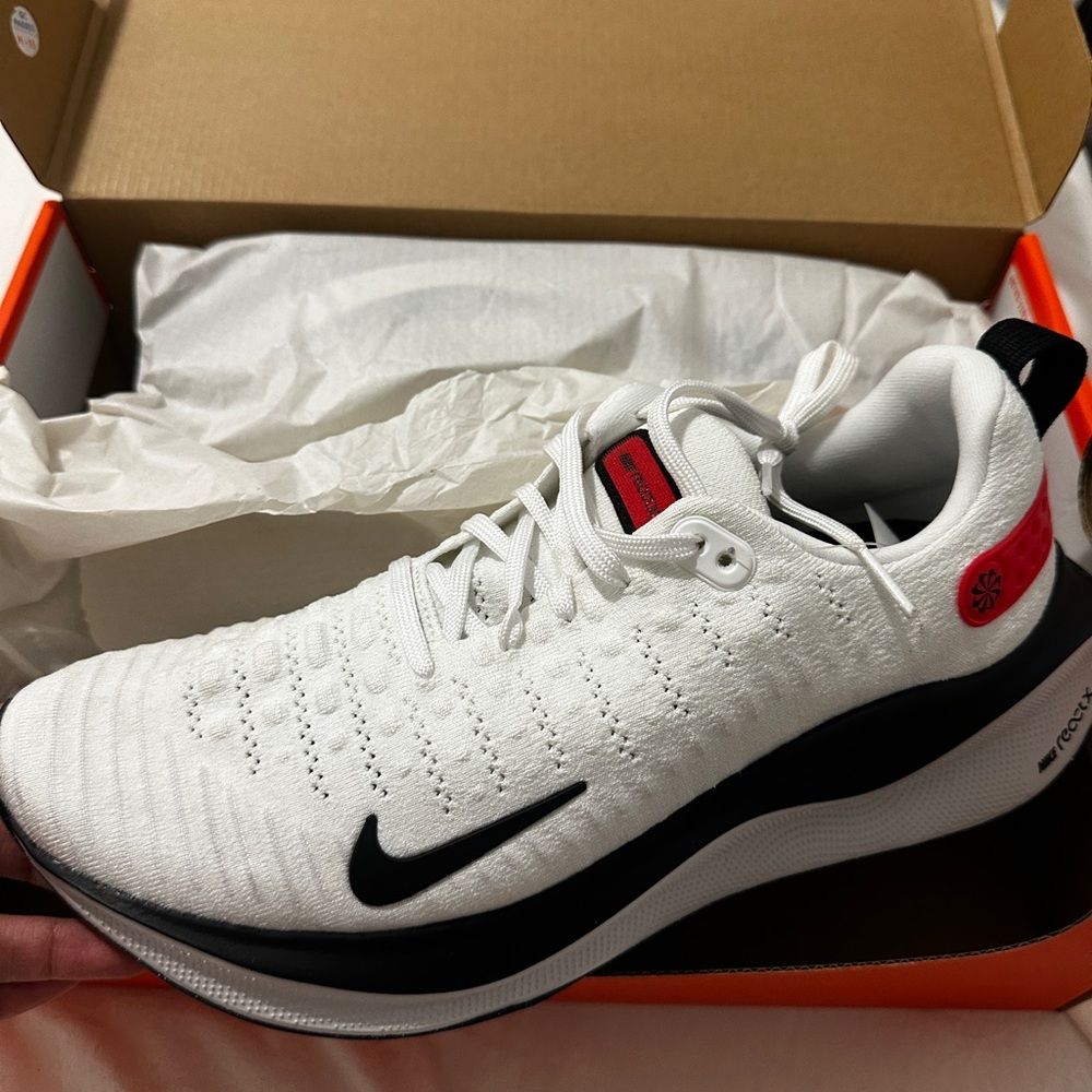 REACTX INFINITY RUN 4 Nike Men's White and Black Athletic Shoes with Red Accents